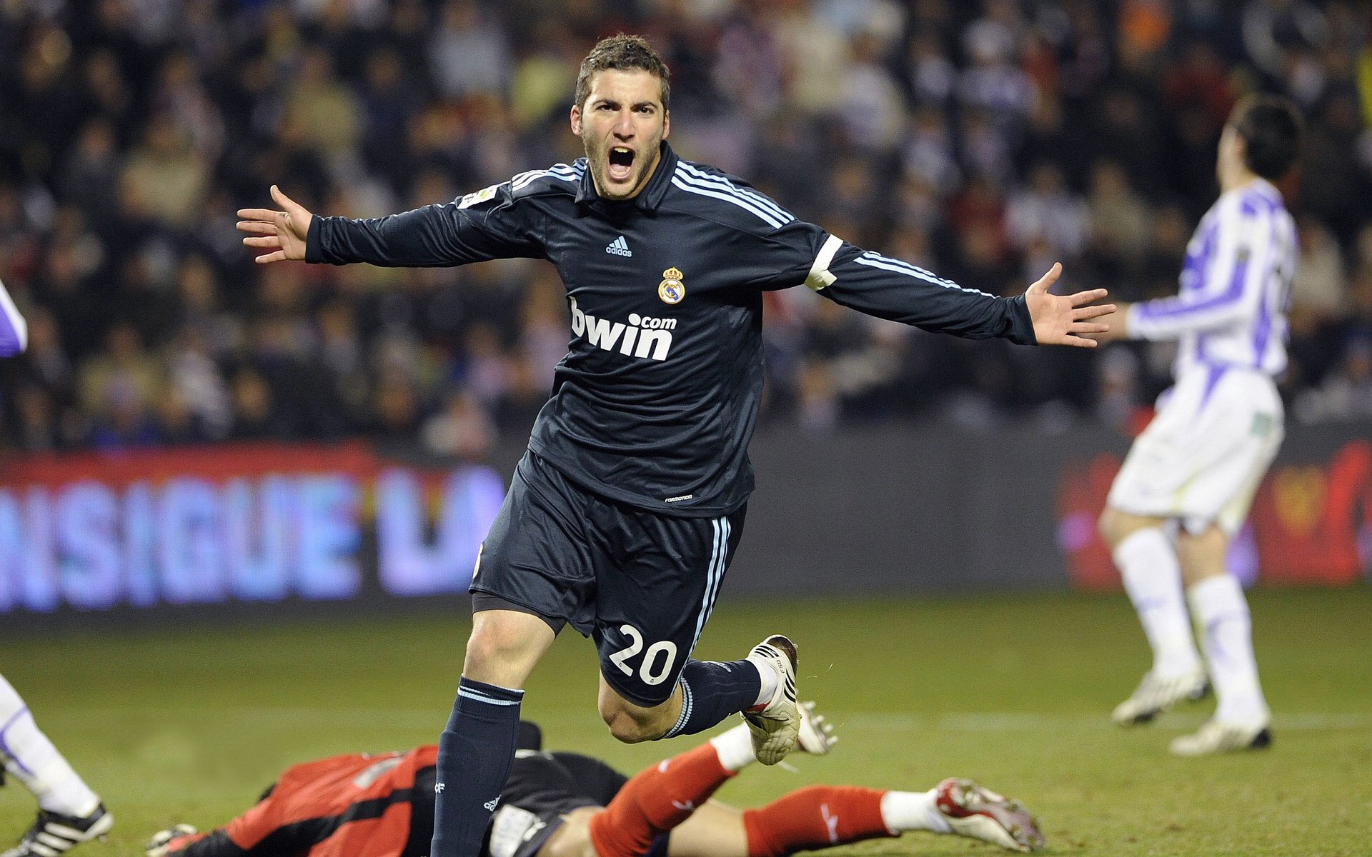 2018年季后赛:库里关键三分逆转取胜,赢得全场喝彩,2018nba总决赛库里场均数据